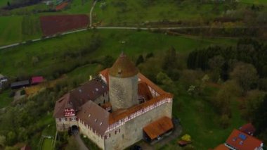 Almanya 'da Oppenweiler Kalesi ve Reichenberg Kalesi' nin havadan görünüşü. Geç vakitte bulutlu bir günde 