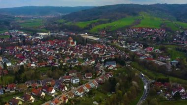 Almanya 'da Oppenweiler Kalesi ve Reichenberg Kalesi' nin havadan görünüşü. Geç vakitte bulutlu bir günde 