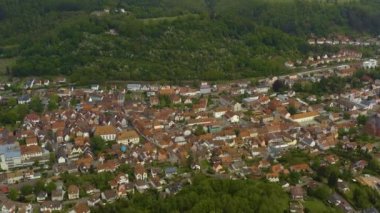 Bulutlu bir bahar günü Almanya 'da Annweiler am Trifels şehri etrafındaki hava manzarası