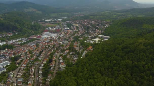 Вид Воздуха Городу Annweiler Trifels Германии Пасмурный Весенний День — стоковое видео