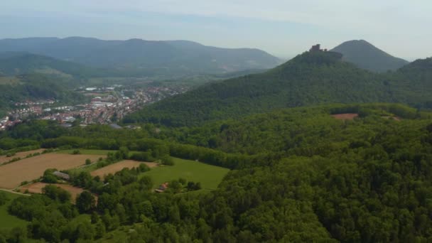 Letecký Pohled Město Annweiler Trifels Německu Oblačného Jarního Dne — Stock video