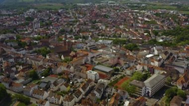 Saarland, Almanya 'da Pirmasens şehrinin hava manzarası güneşli bir bahar gününde