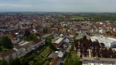 Saarland, Almanya 'da Pirmasens şehrinin hava manzarası güneşli bir bahar gününde