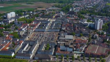 Saarland, Almanya 'da Saarlouis şehrinin güneşli bir bahar gününde havadan görünüşü