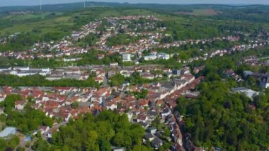 Güneşli bir bahar gününde Almanya 'da Osweiler şehri etrafındaki hava manzarası 