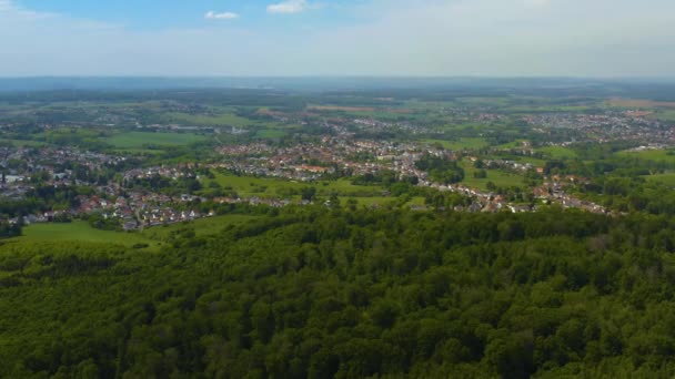 晴れた春の日にドイツのSaarbrecken市周辺の空中ビュー — ストック動画