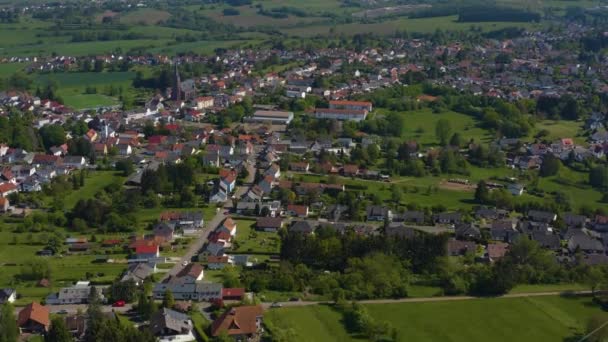 晴れた春の日にドイツの都市Heusweilerの空中ビュー — ストック動画