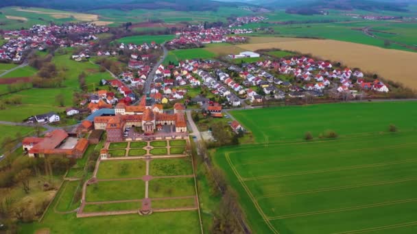 Vista Aérea Del Pueblo Del Monasterio Johannesberg Alemania Hesse Día — Vídeo de stock