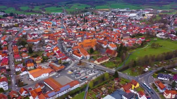 Luftaufnahme Der Stadt Schluechtern Hessen Einem Sonnigen Frühlingstag — Stockvideo