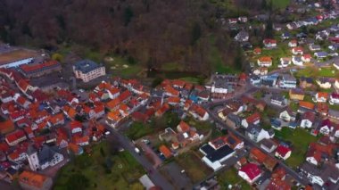 Almanya 'daki Wchtersbach şehrinin havadan görünüşü, güneşli bir bahar günü Hesse
