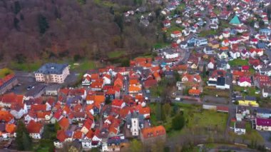 Almanya 'daki Wchtersbach şehrinin havadan görünüşü, güneşli bir bahar günü Hesse