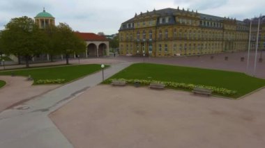 Almanya 'nın Stuttgart şehrinde, ilkbaharın erken saatlerinde bulutlu bir günde.