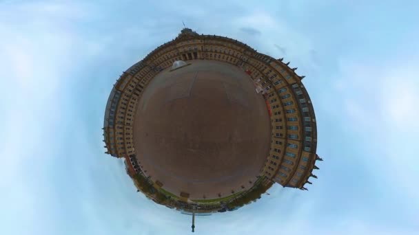 Stadtschloss Stuttgart Deutschland Einem Bewölkten Frühlingsmorgen Wie Ein Kleiner Planet — Stockvideo