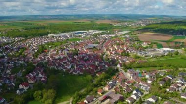 Güneşli bir bahar sabahı Almanya 'daki Sersheim köyünün hava manzarası.