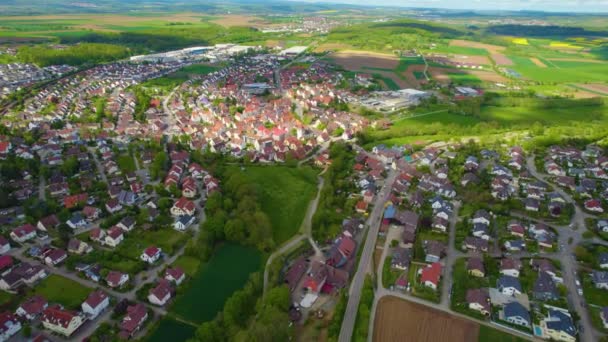 Αεροφωτογραφία Του Χωριού Sersheim Στη Γερμανία Ένα Ηλιόλουστο Ανοιξιάτικο Πρωινό — Αρχείο Βίντεο