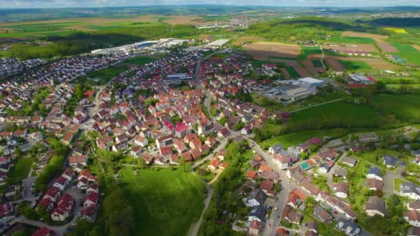 晴れた春の朝にドイツの村Sersheimの空中ビュー — ストック動画