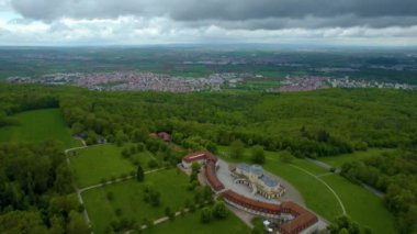 Sarayın çevresindeki hava manzarası. Schloss yalnızlığı. Baharın bulutlu bir gününde..