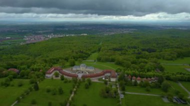 Sarayın çevresindeki hava manzarası. Schloss yalnızlığı. Baharın bulutlu bir gününde..