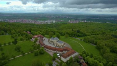 Sarayın çevresindeki hava manzarası. Schloss yalnızlığı. Baharın bulutlu bir gününde..