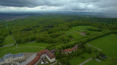 Sarayın çevresindeki hava manzarası. Schloss yalnızlığı. Baharın bulutlu bir gününde..