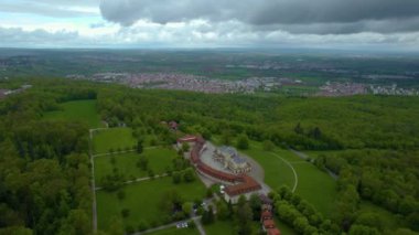 Sarayın çevresindeki hava manzarası. Schloss yalnızlığı. Baharın bulutlu bir gününde..