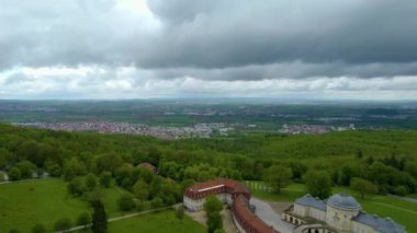 Sarayın çevresindeki hava manzarası. Schloss yalnızlığı. Baharın bulutlu bir gününde..
