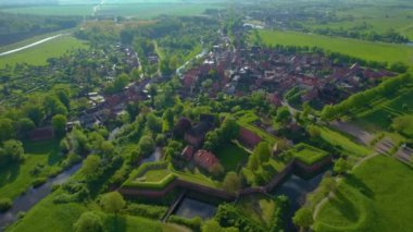 Almanya 'da Doemitz köyünün güneşli bir bahar sabahında havadan görünüşü