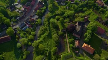 Almanya 'da Doemitz köyünün güneşli bir bahar sabahında havadan görünüşü