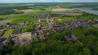 Baharın güneşli bir sabahında Almanya 'da Rohrberg köyünün hava manzarası