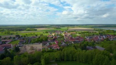 Baharın güneşli bir sabahında Almanya 'da Rohrberg köyünün hava manzarası