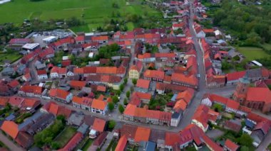 Baharda güneşli bir günde Almanya 'daki Melsungen şehrinin havadan görünüşü.