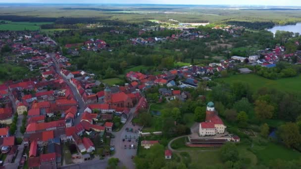Almanya Nın Lenzen Köyünün Güneşli Bir Bahar Sabahında Havadan Görünüşü — Stok video
