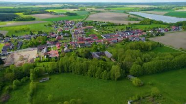 Baharın güneşli bir sabahında Almanya 'da Rohrberg köyünün hava manzarası