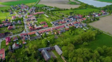 Baharın güneşli bir sabahında Almanya 'da Rohrberg köyünün hava manzarası