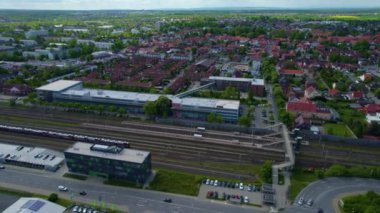 Baharda güneşli bir günde Wolfsburg ve Fallersleben şehirlerinin hava manzarası.