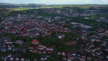 Baharın güneşli bir gününde Almanya 'nın Bad Hersfeld kentinin havadan görünüşü.