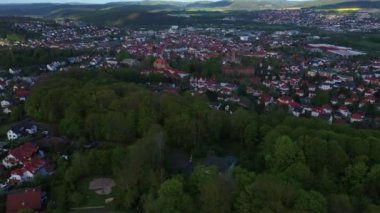 Baharın güneşli bir gününde Almanya 'nın Bad Hersfeld kentinin havadan görünüşü.
