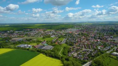 Baharda güneşli bir günde Almanya 'daki Wolfenbuettel şehrinin hava manzarası.