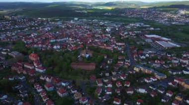Baharın güneşli bir gününde Almanya 'nın Bad Hersfeld kentinin havadan görünüşü.