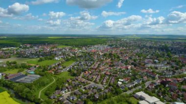 Baharda güneşli bir günde Almanya 'daki Wolfenbuettel şehrinin hava manzarası.