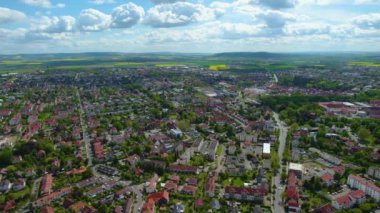 Baharda güneşli bir günde Almanya 'daki Wolfenbuettel şehrinin hava manzarası.