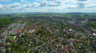 Baharda güneşli bir günde Almanya 'daki Wolfenbuettel şehrinin hava manzarası.