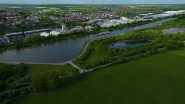 Luchtfoto Van Steden Wolfsburg Fallersleben Duitsland Een Zonnige Voorjaarsdag — Stockvideo
