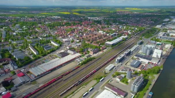 Luchtfoto Van Steden Wolfsburg Fallersleben Duitsland Een Zonnige Voorjaarsdag — Stockvideo