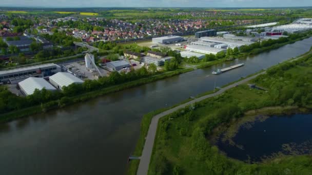 Luchtfoto Van Steden Wolfsburg Fallersleben Duitsland Een Zonnige Voorjaarsdag — Stockvideo