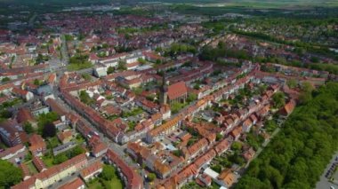 İlkbaharda güneşli bir günde Almanya 'daki Hildesheim şehrinin hava manzarası.