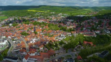 Baharda güneşli bir günde Almanya 'daki Alfeld kentinin hava manzarası.