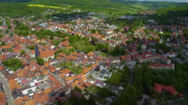 Baharda güneşli bir günde Almanya 'daki Alfeld kentinin hava manzarası.