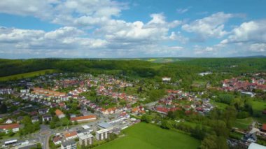 Baharın güneşli bir gününde Almanya 'daki Bad Gandersheim şehri havadan izleniyor..