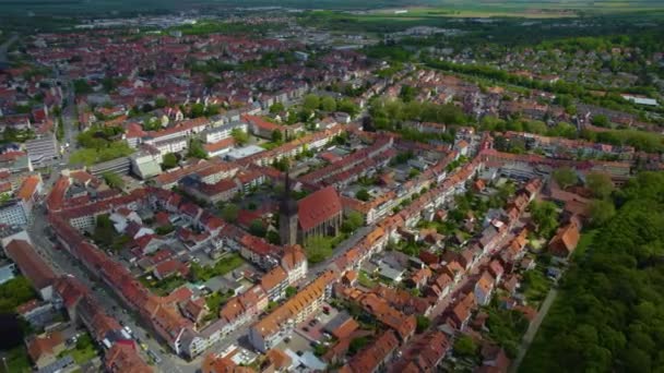 春の晴れた日にドイツの都市ヒルデスハイムの空中ビュー — ストック動画